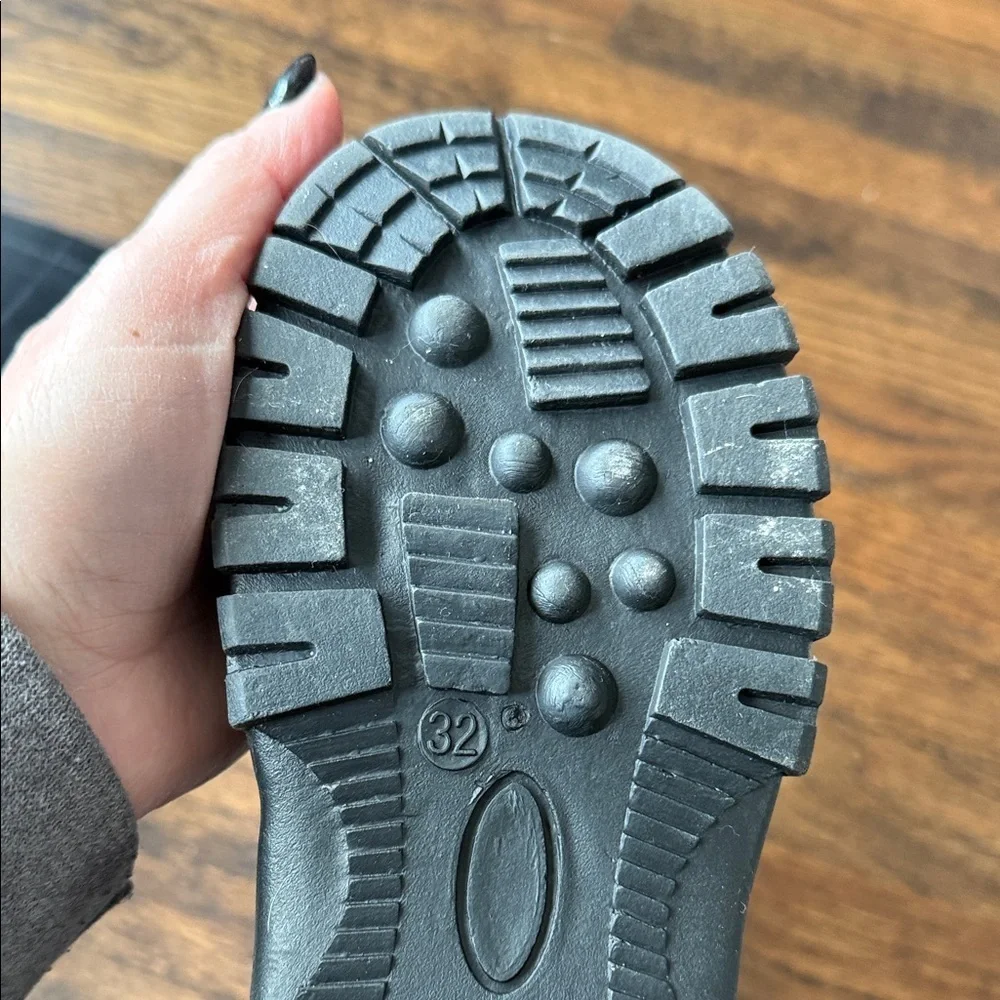 Black Winter Snow Boots kids size 32 which is comparable to little kid size 13/1